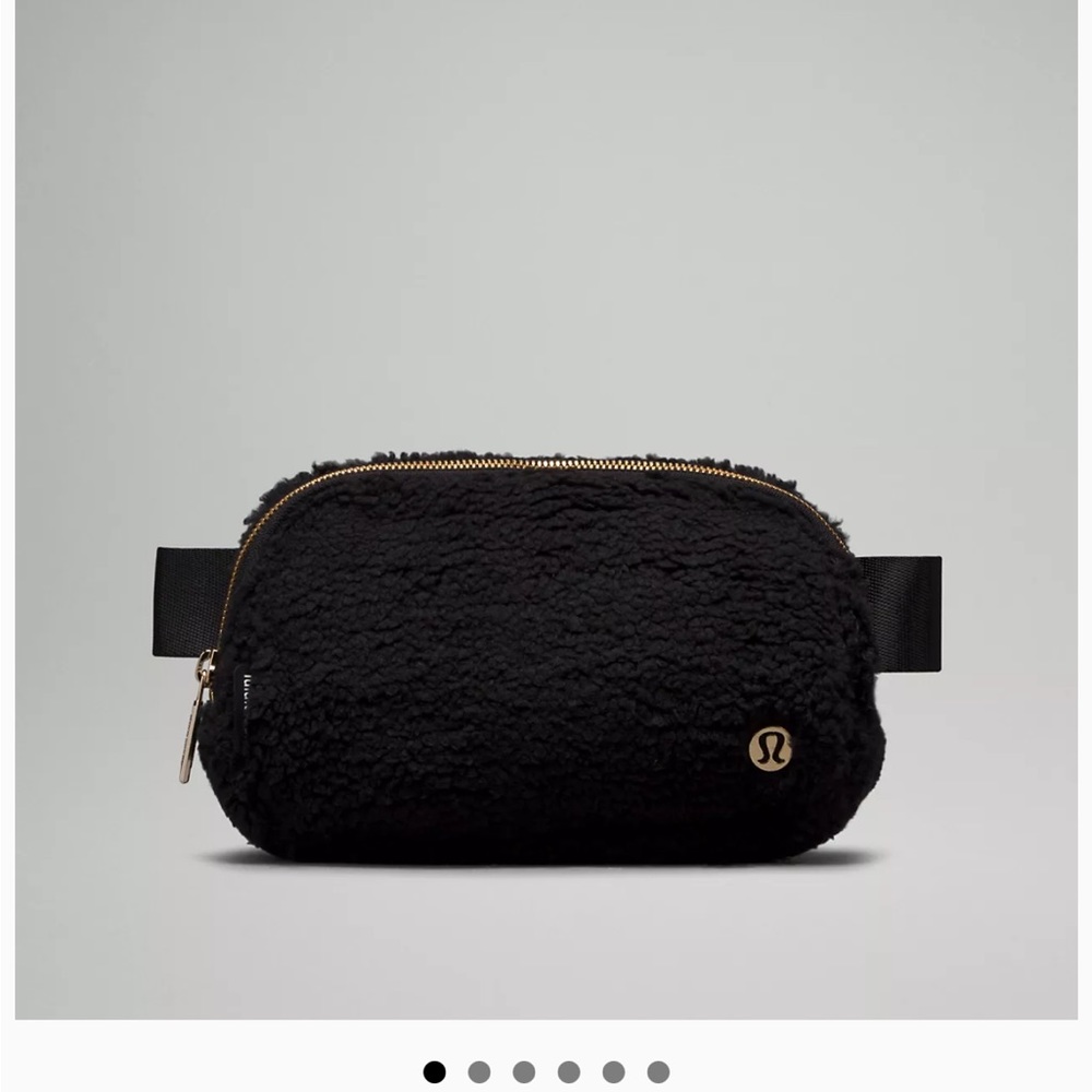 NWT Lululemon Everywhere Fleece 1L Belt Bag Gold Hardware Strap Black New - Picture 2 of 8